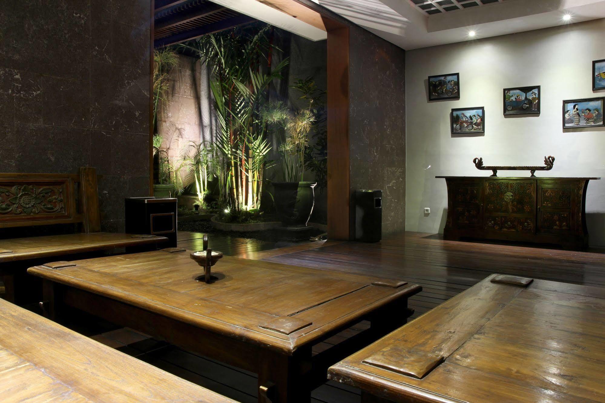 Cozy Boutique Guest House Malang Exterior photo