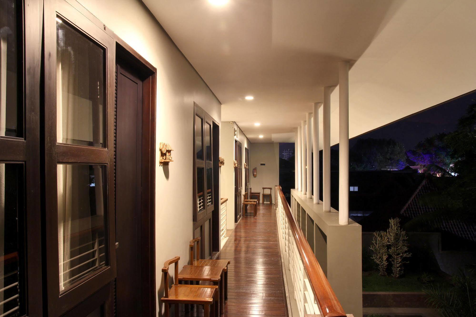 Cozy Boutique Guest House Malang Exterior photo