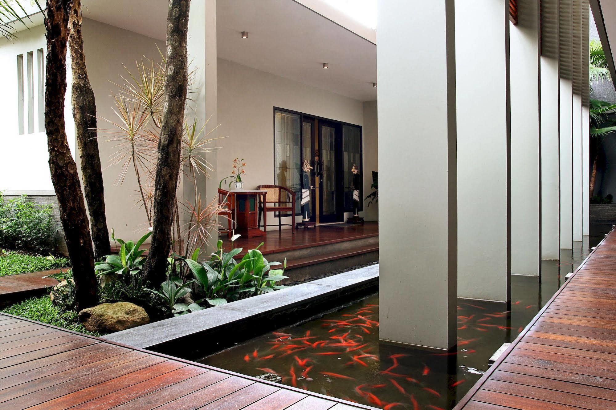 Cozy Boutique Guest House Malang Exterior photo